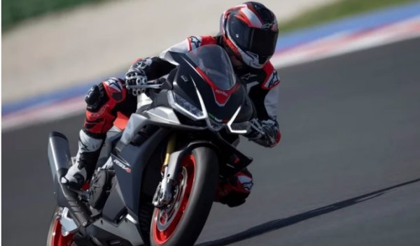 Триото италиански производители на мотоциклети в този списък завършва с Aprilia RSV4 1100, познатата линия от футуристични мотоциклети, които претърпяха множество подобрения преди три години. Предлага се в Silverstone Grey или Sachsenring Black. Този елегантно изработен модел излъчва ниво на мощност като на победител в Световния шампионат. Въпреки това яростта е смекчена, лесна за управление от хора с всякакъв опит. Благодарение на първокласните части на двигателя, този супербайк се смята за един от най-бързите мотоциклети, правени някога . 
